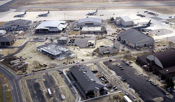 Trampovi zvaničnici selе se u vojne baze