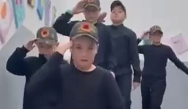 Deca marširaju sa obeležjima OVK u školama